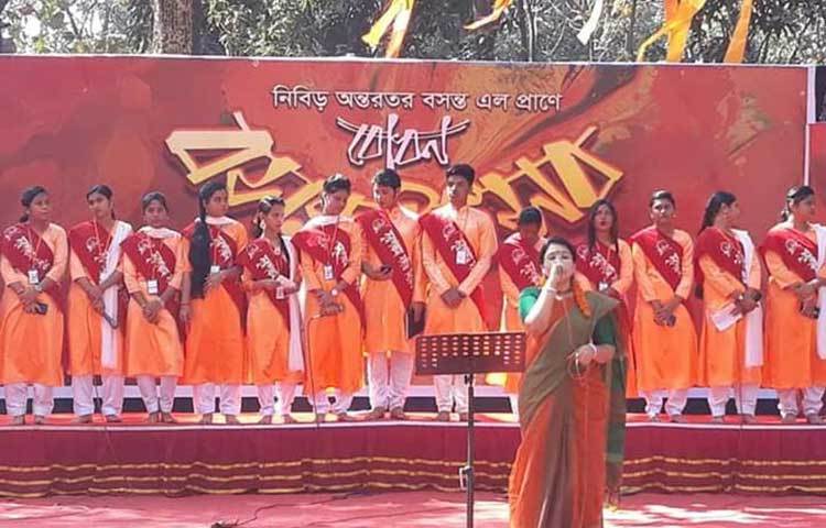 বসন্ত বরণ উৎসবে কবিতা আবৃত্তি চলছে। বুধবার (১৩ ফেব্রুয়ারি) সকালে ‘প্রমা’র বসন্ত উৎসবের উদ্বোধন করেন প্রখ্যাত সাংবাদিক, সাহিত্যিক ও শিক্ষাবিদ আবুল মোমেন। ছবি: আবু আজাদ