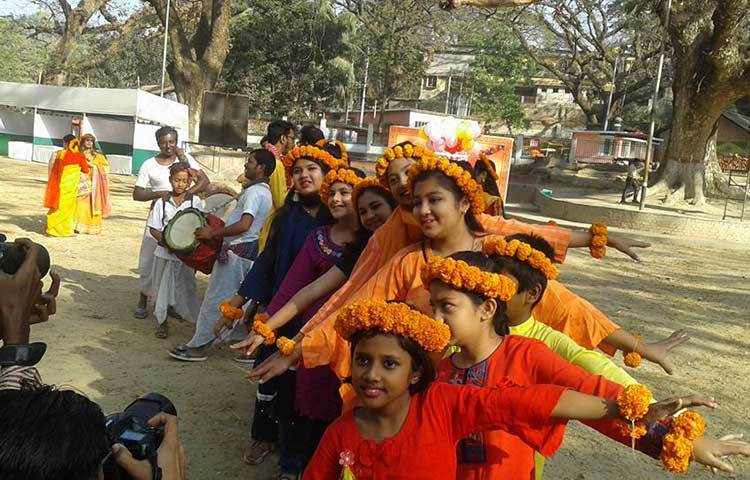 হলুদ গাঁধার ফুলে সেজেছে সবাই। ছবি: আবু আজাদ