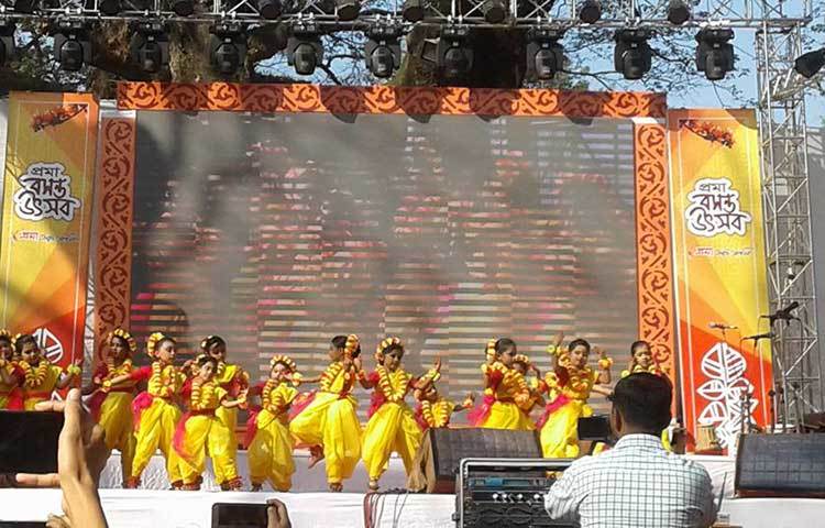 বসন্ত বরণ উৎসবে নৃত্য পরিবেশন করছে শিল্পীরা। ছবি: আবু আজাদ