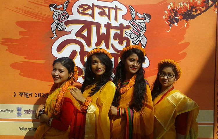 বাসন্তি সাজে সেজেছে ক্যামেরাবন্দি হয়েছে তারা। ছবি: আবু আজাদ