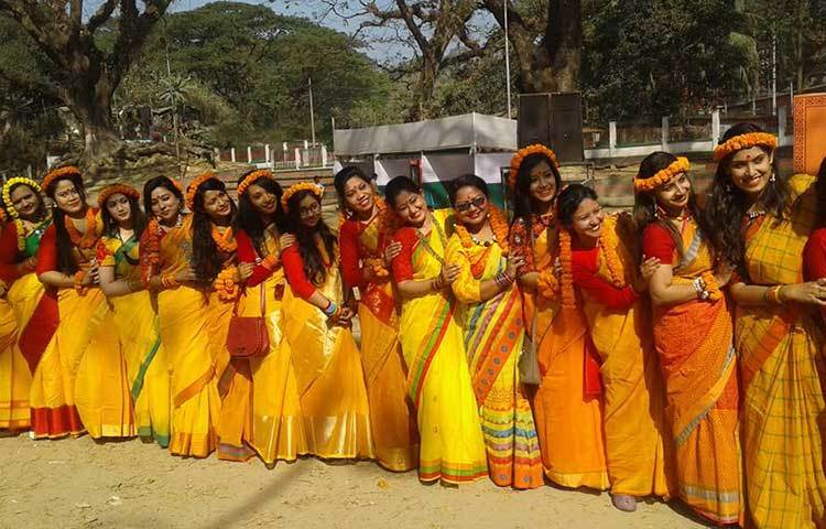 হলুদ বাসন্তি সাজে দলগতভাবে ফটোসেশনে অংশ নিয়েছেন সবাই। ছবি: আবু আজাদ