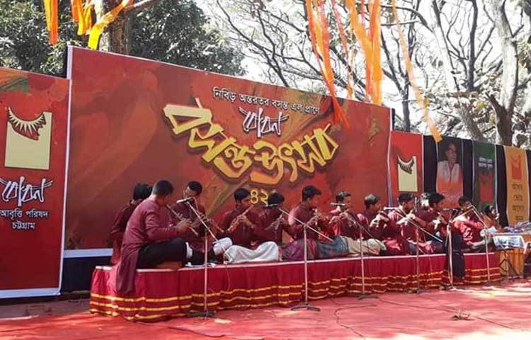 বসন্ত বরণ উৎসবে সংগীত পরিবেশন চলছে। ছবি: আবু আজাদ