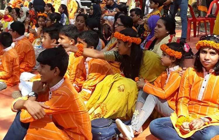 ছোট-বড় সবাই বসন্ত বরণ উৎসবে মেতেছে। ছবি: আবু আজাদ