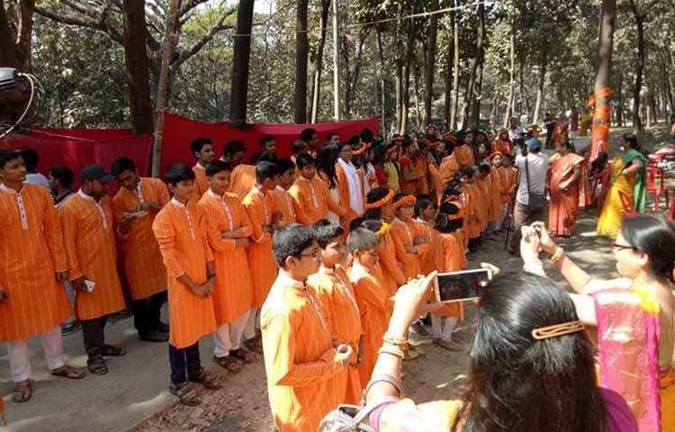 বসন্ত বরণ উৎসবের অনুষ্ঠানে সাংস্কৃতিক অনুষ্ঠানে অংশ নিয়েছে শিশুরা। ছবি: আবু আজাদ