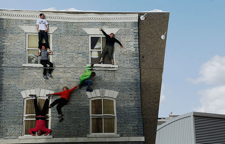 পূর্ব লন্ডনের ‘ডালস্টন হাউস’-এর এই ছবিটা দেখলে একটু অবাক হবেনই। তবে, আপনার চোখে ধুলো দিতে এতটুকুও কার্পণ্য করেননি আর্জেন্টিনার শিল্পী লিওনার্দো এরলিক্স।