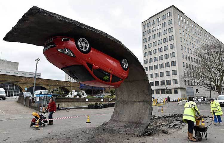 ব্রিটিশ শিল্পী অ্যালেক্স চিননেকসের তৈরি এই ভাস্কর্য।