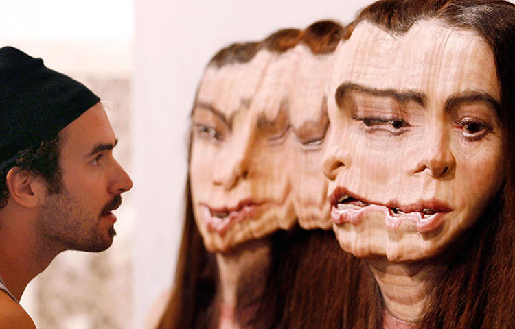 মিয়ামি বিচ কনভেনশ সেন্টারের কানাডিয়ান শিল্পী ইভান পেনির ভাস্কর্য।