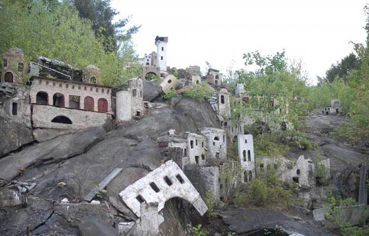ভূতুরে ছবিটি যুক্তরাষ্ট্রের কানেক্টিকাটের হোলি ল্যান্ড থিম পার্কের।