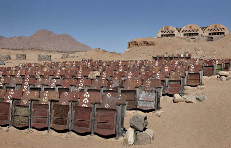 ভূতুরে এ ছবিটি সিনাই মরুভূমির একটি পরিত্যক্ত মুভি থিয়েটারের।