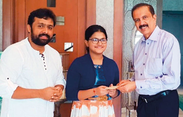 ২০১৮ সালে ভারতের কেরালায় বন্যা দুর্গতদের জন্য একটি গানও গেয়েছিল সুচেতা সতীশ। সঙ্গীত পরিচালক অজয় গোপালের সুরে ‘মাঝাইলাম মায়াথোরু ওনাস্মৃতি’ গানটি জনপ্রিয়ও হয়েছিল। আর এই গান গেয়ে সুচেতা যে টাকা আয় করেছিল তার পুরোটাই দিয়েছিল বন্যায় ক্ষতিগ্রস্তদের জন্য। সে সময়ে সুচেতা বলেছিল, ‘দেশের মানুষের জন্য এই সামান্য কিছু করতে পেরে আমি গর্বিত।’