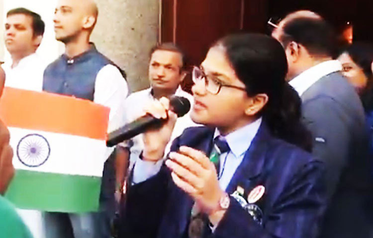 গত বছর প্রজাতন্ত্র দিবসে দুবাইতে ৬ ঘণ্টা ১৫ মিনিটের টানা কনসার্টে মোট ১০২ ভাষায় গান গেয়ে গোটা বিশ্বের নজরে চলে এসেছিল সুচেতা। সুচেতার জন্ম আর বেড়ে ওঠা— দুইই দুবাইতে।