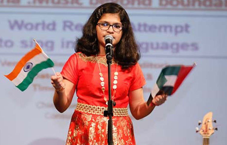 ছোট থেকেই গানের ওস্তাদ সুচেতা। মা-বাবা যেহেতু কেরলের, তা-ই সে মালয়ালাম ভাষা আগেই শিখে ফেলেছিল। আর ঠিক করেছিল, হিন্দি আর তামিলও শিখে ফেলবে। সেই শুরু। তারপর থেকে একের পর এক ভাষায় গান গড়গড় করে শিখে ফেলেছে সুচেতা।