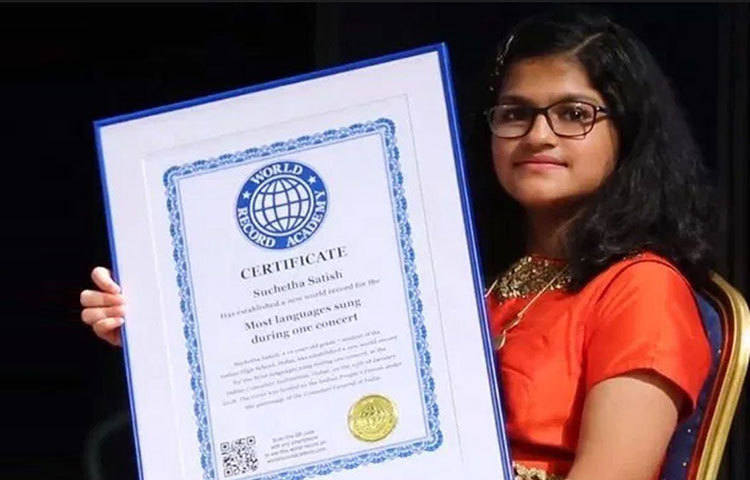 ২০১৮ সালের ফুটবল বিশ্বকাপে ২৬ দেশের প্রত্যেকটির একটি করে ভাষায় গান গেয়ে তাক লাগিয়ে দিয়েছিল সুচেতা সতীশ। শুধু তা-ই নয়, ভিন্ন ভিন্ন দেশের জার্সি গায়ে গানের ভিডিয়ো সোশ্যাল মিডিয়ায় পোস্ট করেছিল ছোট্ট এই মেয়ে।