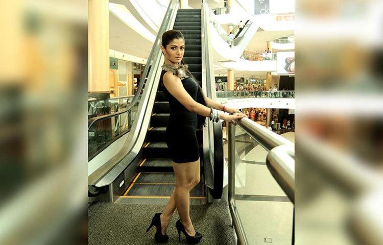 সোশ্যাল মিডিয়াতেও সক্রিয় থাকেন অভিনেত্রী।