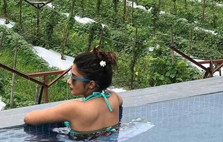 সুইমিংপুলে জলকন্যা সাজে টিনা।