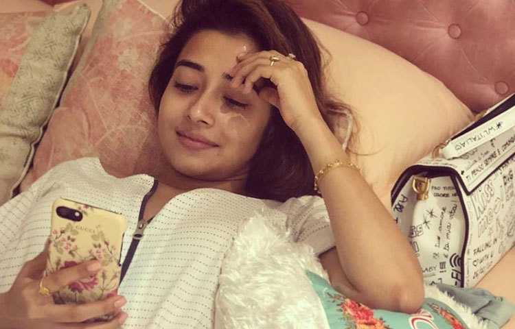 মোবাইলে সামাজিক যোগাযোগ মাধ্যমে সক্রিয় টিনা।