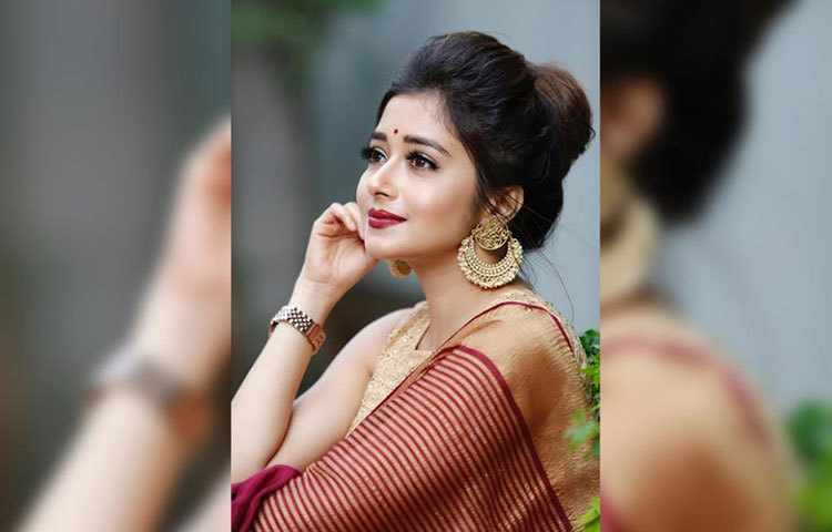 শুধু আধুনিক পোশাকে নয়, শাড়িতেও সমান আকর্ষণীয় টিনা।