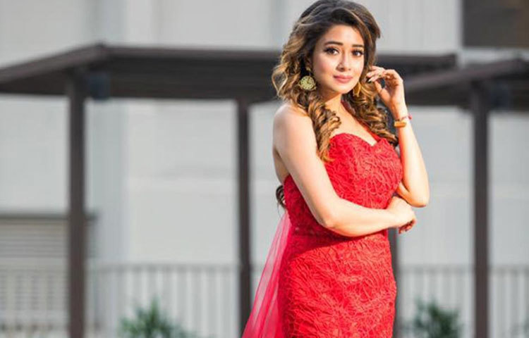 এখন টেলি জগতের অন্যতম জনপ্রিয় অভিনেত্রী টিনা।
