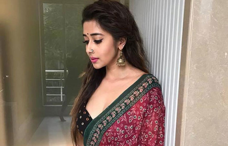 কাজের ফাঁকে টিনা।