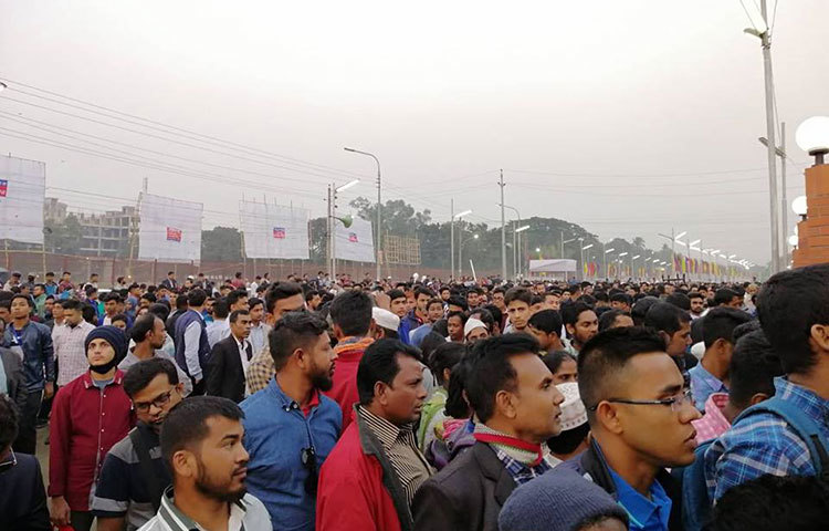 বিকেল ৫টার দিকে রাষ্ট্রপতি চলে যাওয়ার পর মেলায় জনসাধারণের জন্য উন্মুক্ত করে দেয়া হয়। এরপরই জনমানুষের ঢল নামে। ছবি : মাহবুব আলম