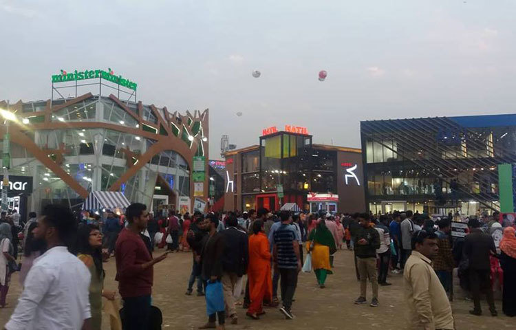 ঢাকা আন্তর্জাতিক বাণিজ্য মেলা দিন দিন ক্রেতা-বিক্রেতাদের মিলন মেলায় পরিণত হচ্ছে। ছবি : প্রদীপ দাস