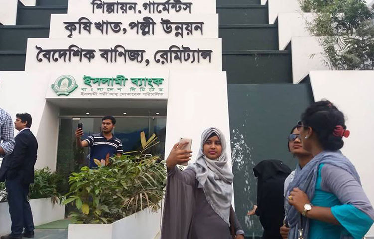 বাণিজ্য মেলায় ঘুরতে এসে সেলফি তোলায় ব্যস্ত তরুণ-তরুণীরা। ছবি : প্রদীপ দাস