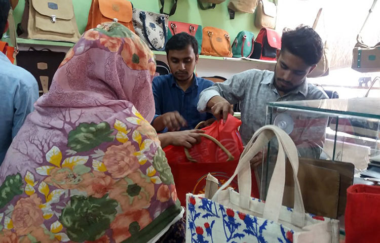বিভিন্ন ধরনের ব্যাগ পাওয়া যাচ্ছে বাণিজ্য মেলার এই স্টলটিতে। ছবি : প্রদীপ দাস
