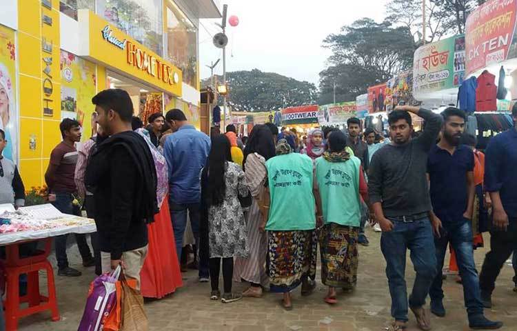 ক্রেতা-দর্শনার্থীদের উপস্থিতে বাণিজ্য মেলা কানায় কানায় পূর্ণ। ছবি : প্রদীপ দাস