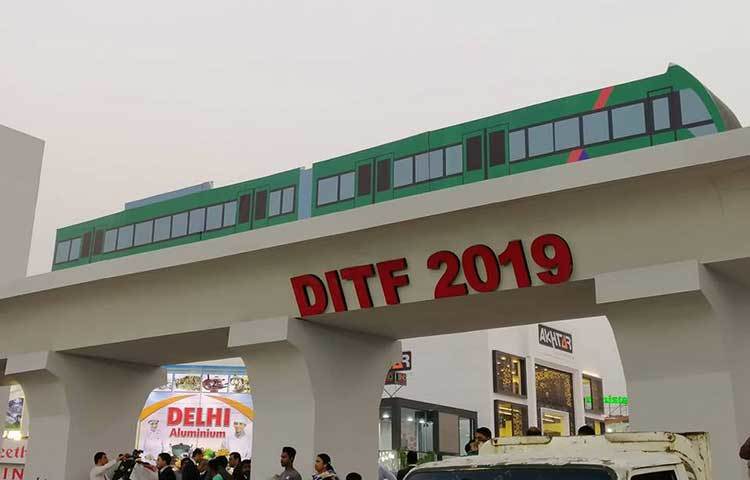 মেট্রোরেলের আদলে তৈরি করা হয়েছে মেলার প্রবেশ দ্বার। ছবি : মাহবুব আলম