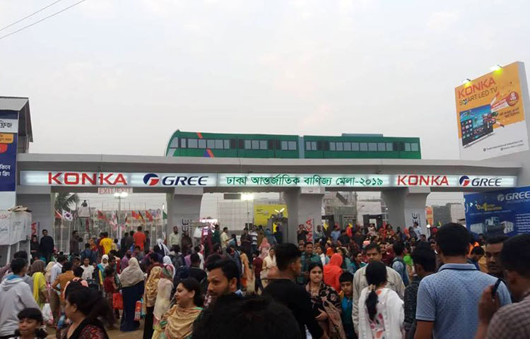 ক্রেতা-দর্শনার্থীদের পদভারে মুখর বাণিজ্য মেলার প্রবেশ দ্বার। ছবি : প্রদীপ দাস