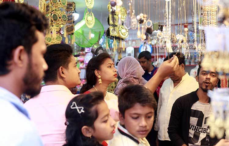 গহনা দেখছেন এক তরুণী। বিভিন্ন ডিজাইনের গহনা পাওয়া যাচ্ছে এ স্টলটিতে। ছবি : মাহবুব আলম