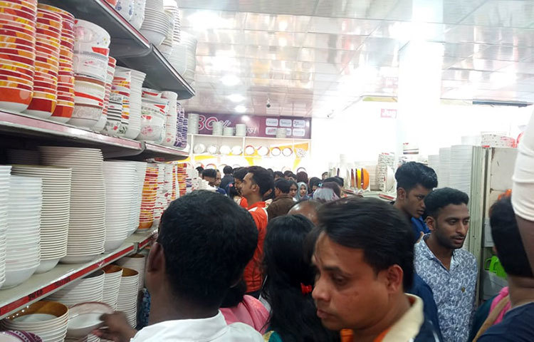 পছন্দের তৈজসপত্র কিনছেন ক্রেতারা। ছবি : প্রদীপ দাস