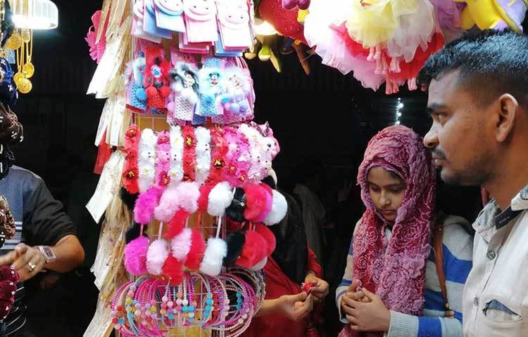 গহনার একটি স্টলে ক্রেতারা গহনা দেখছেন। ছবি : মাহবুব আলম