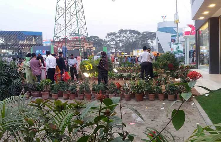 মেলায় বাড়তি আকর্ষণের জন্য অনেক স্টলের সামনে ফুলের বাগান তৈরি করা হয়েছে। ছবি : প্রদীপ দাস