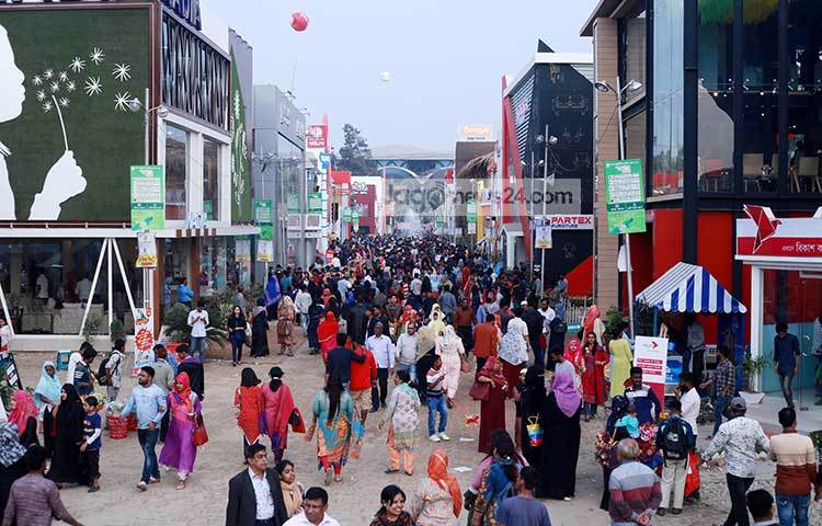 বাণিজ্য মেলায় দর্শনার্থী ও ক্রেতাদের ভিড়ের একাংশ। ছবি : মাহবুব আলম