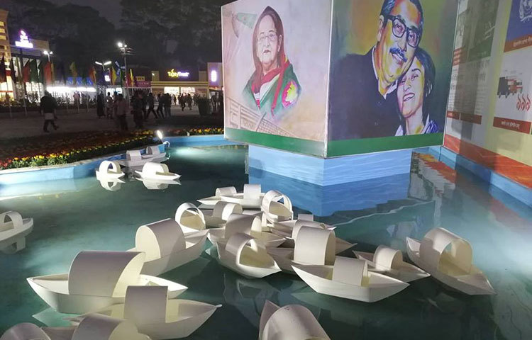 অনেক সুন্দর করে সাজানো হয়েছে মেলার মাঠ। ছবি : মাহবুব আলম