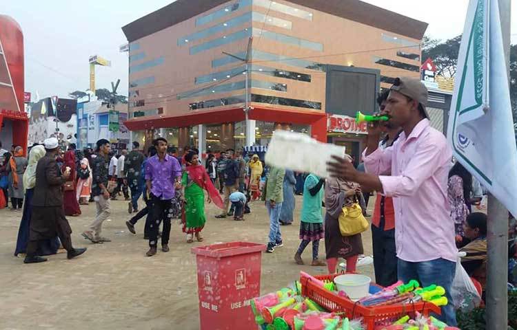 মেলার মাঠে ছোটদের খেলনা বিক্রি করছেন এক বিক্রেতা। ছবি : প্রদীপ দাস