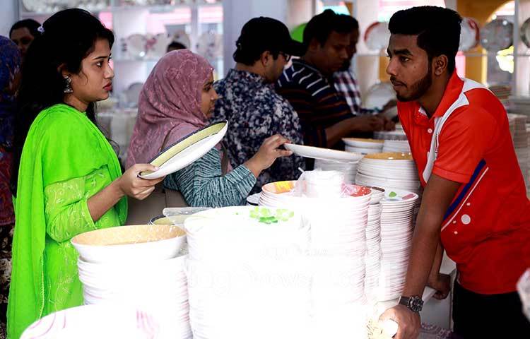 মেলামাইন সামগ্রীর স্টলে ক্রেতা-বিক্রেতার কথোপকথন। ছবি : মাহবুব আলম