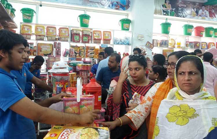 প্রাণের একটি স্টলে বেচা-বিক্রি চলছে। ছবি : প্রদীপ দাস