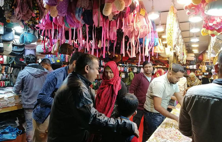 মেলায় একটি স্টলে ক্রেতাদের ভিড়। ছবি : মাহবুব আলম