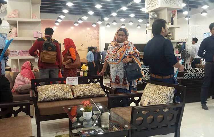 ফার্নিচারের দোকানে বিক্রেতাদের ভিড়। ছবি : প্রদীপ দাস