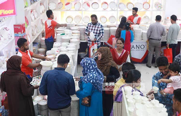 বাণিজ্য মেলায় ইলালিয়ানো মেলামাইন সামগ্রীর স্টলে ক্রেতাদের ভিড়। ছবি : মাহবুব আলম