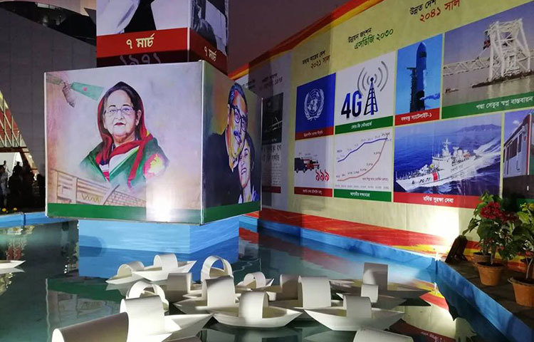 সরকারের বিভিন্ন উন্নয়ন কর্মকাণ্ডের চিত্র তুলে বাণিজ্য মেলার সাজ-সজ্জা করা হয়েছে। ছবি : মাহবুব আলম