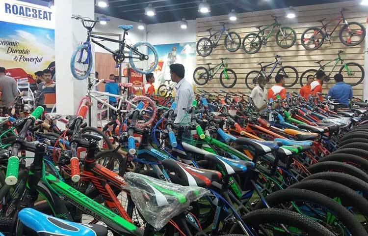 বাণিজ্য মেলা উপলক্ষে দুরন্ত বাইসাইকেল বিভিন্ন ডিজাইনের সাইকেল নিয়ে এসেছে। ছবি : প্রদীপ দাস
