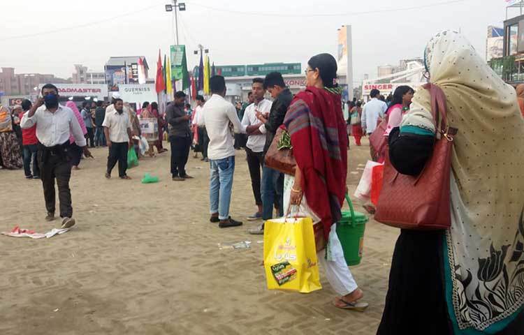 বাণিজ্য মেলার মাঠে ক্রেতা-দর্শনার্থীদের ভিড়। ছবি : প্রদীপ দাস