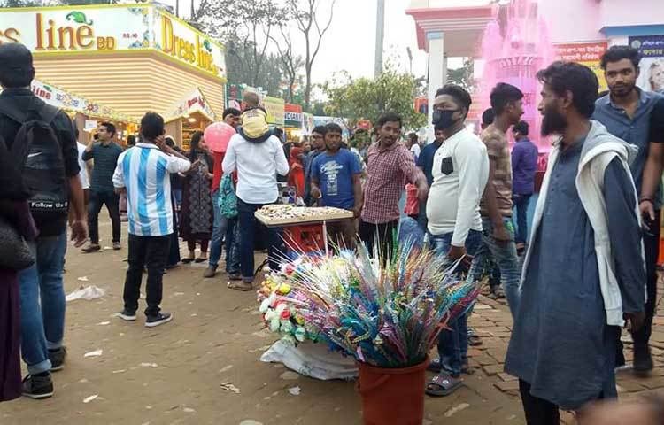মেলায় এসে ঘোরাঘুরি করছেন ক্রেতা-দর্শকরা। ছবি : প্রদীপ দাস