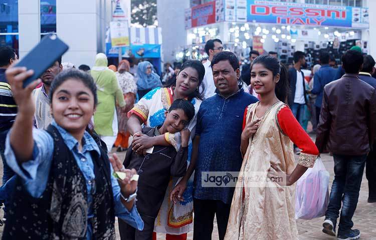 মেলায় এসে প্রিয়জনদের নিয়ে সেলফি তুলতে কেউ ভুল করছেন না। ছবি : মাহবুব আলম