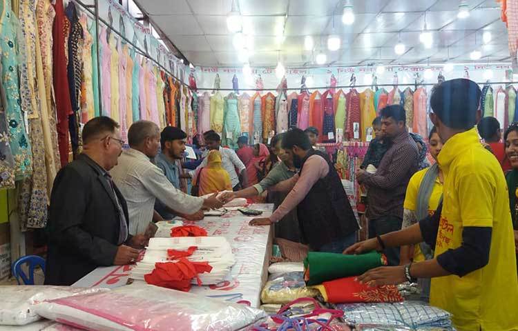 কাপড় পছন্দ করছেন ক্রেতারা।