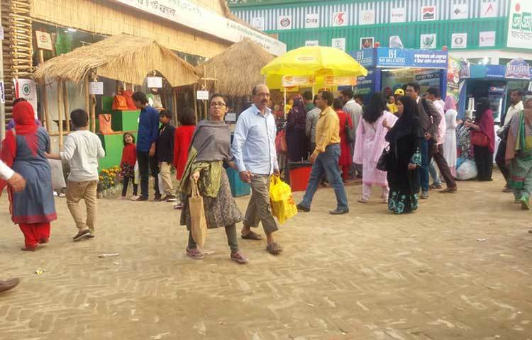 অনেকেই পরিবারের সব সদস্যদের নিয়ে মেলায় এসেছেন। ছবি : প্রদীপ দাস