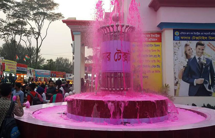 আগত ক্রেতা-দর্শনার্থীদের মনোরঞ্জনের জন্য রঙিন পানির ফোয়ারার ব্যবস্থা করা হয়েছে। ছবি : প্রদীপ দাস